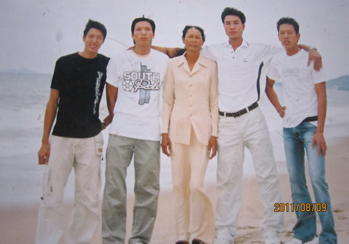 Được mệnh danh là làng chân dài, làng khổng lồ, làng Đình Tràng (xã Lam Hạ, TP Phủ Lý, Hà Nam) là ngôi làng có nhiều người cao nhất Việt Nam. Từ “chân dài” mà người ta ghép cho làng theo đúng nghĩa đen: nhà nào trong làng cũng có người cao trên 1,7m - 1,8m. Có nhiều nhà, nhiều dòng họ còn cao hơn thế. Ảnh: Tuổi Trẻ.