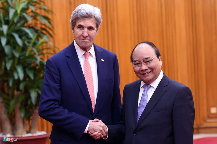 Sáng cùng ngày, ông Kerry tới chào xã giao Thủ tướng Nguyễn Xuân Phúc tại Văn phòng Chính phủ. Ông Kerry là người có nhiều đóng góp tích cực cho quan hệ Việt – Mỹ. Ông từng tham gia phong trào phản đối chiến tranh Việt Nam và nhiều lần qua thăm nước ta trước khi giữ chức ngoại trưởng.
