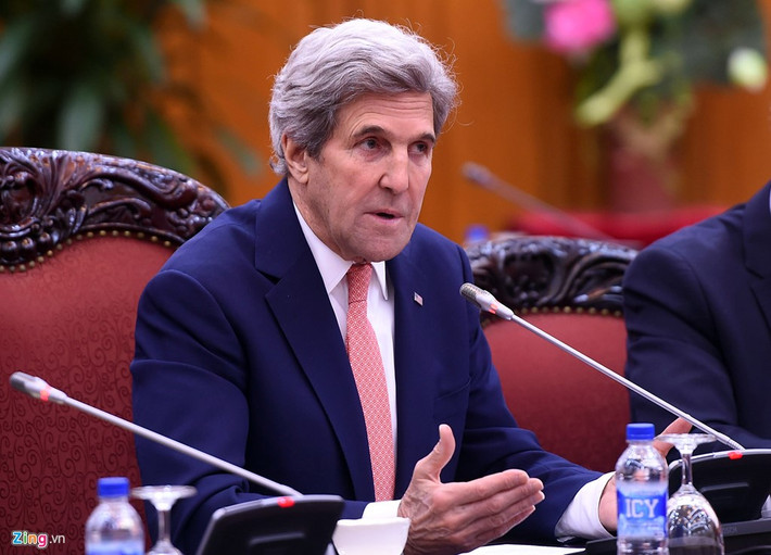 Ông Kerry khẳng định Mỹ sẽ tiếp tục hỗ trợ Việt Nam trong nhiều vấn đề như đào tạo nhân lực, biến đổi khí hậu, tẩy độc chất dioxin... Ngoại trưởng Mỹ cũng nêu rõ lập trường ủng hộ vai trò trung tâm của ASEAN và nhấn mạnh Mỹ sẽ tiếp tục phối hợp để tăng cường đoàn kết ASEAN, thúc đẩy quan hệ Đối tác chiến lược ASEAN - Mỹ.
