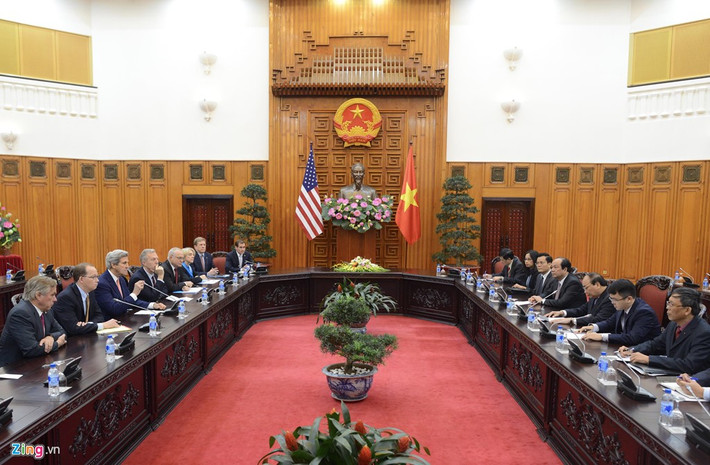 Quan hệ Việt - Mỹ cũng chứng kiến nhiều cột mốc quan trọng trong nhiệm kỳ ngoại trưởng của ông Kerry, như việc hai nước thiết lập quan hệ đối tác toàn diện năm 2013 hay Washington dỡ bỏ hoàn toàn cấm vận bán vũ khí cho Việt Nam năm 2016. Tại cuộc gặp sáng 13/1, Thủ tướng Nguyễn Xuân Phúc tin tưởng rằng trên cơ sở nền tảng hiện có, hai nước sẽ tăng cường hợp tác nhằm tiếp tục thúc đẩy quan hệ ổn định, lâu dài, thực chất và hiệu quả trên cơ sở tôn trọng thể chế và con đường phát triển của nhau.