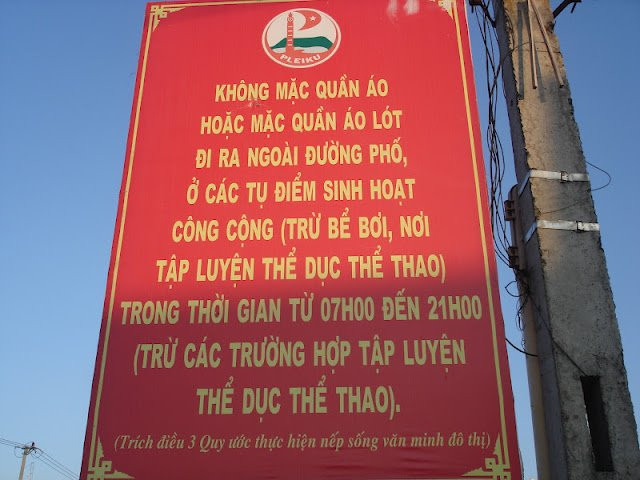 Tấm biển cấm có 1-0-2 ở Việt Nam.