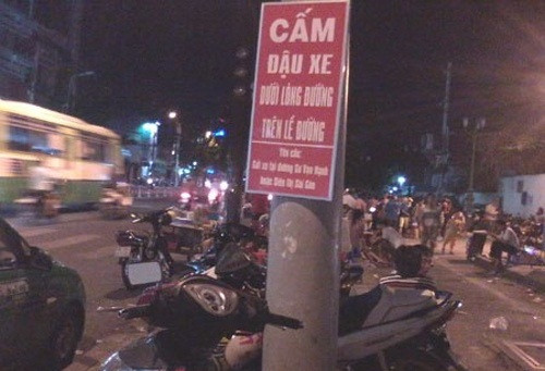 Biển cấm vô tác dụng, mọi người vẫn đỗ xe dưới lòng đường, trên lề đường.