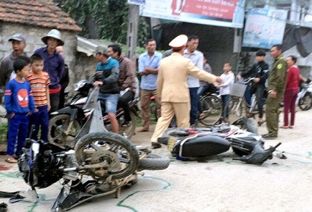 Khoảng 12h ngày 11/1, tại xóm 4, xã Quỳnh Thuận, huyện Quỳnh Lưu, tỉnh Nghệ An, một nam thanh niên điều khiển xe máy chở theo bạn gái đã đâm trực diện vào một xe máy do hai học sinh cấp 3 điều khiển ngược chiều. Cú đâm mạnh khiến 4 người ngã văng ra đường, trong đó một nữ sinh tử vong tại chỗ, 3 người còn lại bị thương nặng. 2 chiếc xe hư hỏng nặng. Nguồn ảnh: Giao thông.