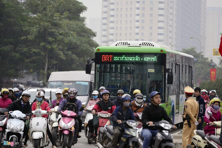 Cảnh sát giao thông dù tham gia hỗ trợ ưu tiên cho BRT nhưng nhiều lúc đành đứng nhìn.