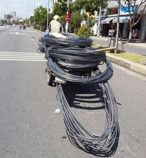 Khi tham gia giao thông ở Việt Nam, bạn rất có thể sẽ bắt gặp những hình ảnh như thế này.