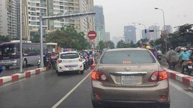 Đây không phải lần đầu các tài xế khiến nhiều người đi đường choáng váng khi cho xe taxi chạy ngược chiều. Hồi tháng 10/2016, Hai chiếc xe taxi đi ngược chiều trên cầu vượt Hoàng Minh Giám (Hà Nội) khiến cho giao thông ách tắc đã bị Đội CSGT số 6, Phòng CSGT đường bộ - đường sắt, CATP Hà Nội gửi giấy mời lên trụ sở để xử lý. Nguồn ảnh: An ninh thủ đô.