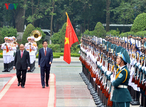 Chuyến thăm Việt Nam của Thủ tướng Abe thể hiện sự coi trọng quan hệ Đối tác chiến lược sâu rộng của hai nước, khẳng định Việt Nam coi Nhật Bản là đối tác quan trọng và lâu dài. Ảnh: VOV.
