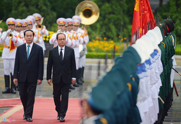 Nhận lời mời của Chủ tịch nước Trần Đại Quang, Tổng thống Cộng hòa Pháp Francois Hollande thăm cấp Nhà nước tới Việt Nam từ ngày 5-7/9/2016. Ngài Francois Hollande là vị Tổng thống thứ ba của Cộng hòa Pháp sang thăm Việt Nam, sau các chuyến thăm của Tổng thống Francois Mitterrand (năm 1993) và Tổng thống Jacques Chirac (các năm 1997 và 2004). Ảnh: Zing.
