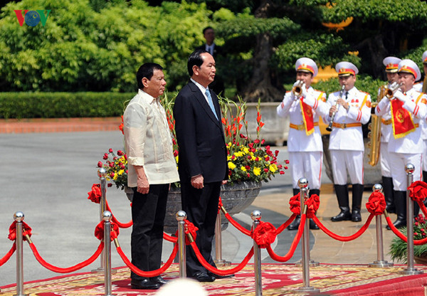 Nhân chuyến thăm chính thức Việt Nam của Tổng thống Philippines, hai bên đã ra tuyên bố chung giữa nước Cộng hòa Xã hội chủ nghĩa Việt Nam và Cộng hòa Philippines. Ảnh: VOV.