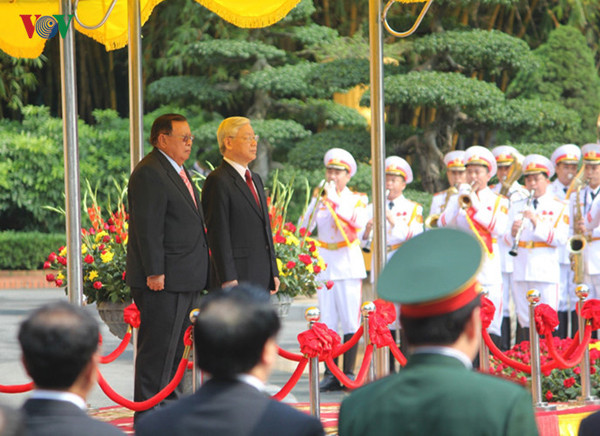 Nhận lời mời của Tổng Bí thư Nguyễn Phú Trọng và Chủ tịch nước Trần Đại Quang, Tổng Bí thư, Chủ tịch nước CHDCND Lào Bounnhang Volachith thăm chính thức Việt Nam từ ngày 25 - 27/4/2016. Đây là chuyến thăm Việt Nam và nước ngoài đầu tiên của Tổng Bí thư, Chủ tịch nước Bounnhang Volachith trên cương vị lãnh đạo cao nhất của Lào. Ảnh: VOV.