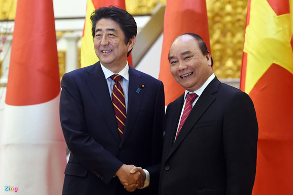Thủ tướng Nguyễn Xuân Phúc và Thủ tướng Shinzo Abe đã chứng kiến lễ trao đổi nhiều văn kiện ký kết giữa các bộ, ngành và doanh nghiệp hai nước như: Công hàm trao đổi ODA vốn vay cho Chương trình hỗ trợ ứng phó với biến đổi khí hậu chu kỳ 7 (trị giá 10 tỷ Yên), Công hàm trao đổi cho Dự án viện trợ không hoàn lại cho Chương trình phát triển kinh tế - xã hội cung cấp trang thiết bị tăng cường năng lực bảo đảm an ninh đường thủy (trị giá 300 triệu yên)... Ảnh: Zing.
