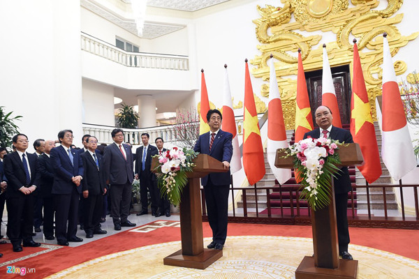 Trong cuộc họp báo chung thông báo kết quả hội đàm giữa hai nước, Thủ tướng Nguyễn Xuân Phúc và Thủ tướng Shinzo Abe cho biết, hai bên đã đạt nhất trí cao về những phương hướng lớn và các biện pháp cụ thể nhằm đưa quan hệ đối tác chiến lược sâu rộng Việt Nam - Nhật Bản phát triển toàn diện, thực chất và hiệu quả hơn nữa trong thời gian tới. Ảnh: Zing.