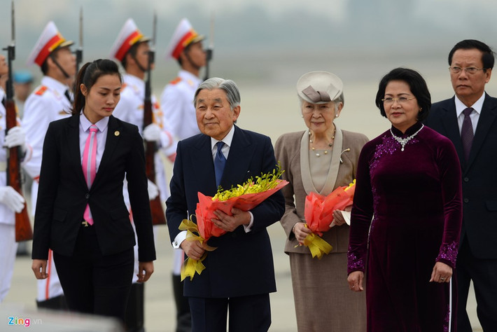 Chuyến thăm của Nhà vua và Hoàng hậu Nhật Bản diễn ra không lâu sau khi Thủ tướng Nhật Shinzo Abe đến Việt Nam. Người đứng đầu chính phủ Nhật Bản tuyên bố nước này quyết định sẽ đóng 6 tàu tuần tra mới cho Việt Nam, các tàu này trị giá 38,5 tỷ Yen (338 triệu USD), nằm trong khoản Hỗ trợ phát triển chính thức (ODA) mới trị giá 123 tỷ Yen (1,05 tỷ USD) mà Nhật dành cho Việt Nam.