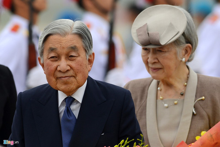 Nhật hoàng Akihito năm nay 83 tuổi. Ông là vị vua thứ 125 của Nhật Bản, kế vị ngai vàng từ năm 1989. Hoàng hậu Michiko năm nay 82 tuổi. Bà là con gái của chủ tịch một tập đoàn tại Nhật Bản. Sau đám cưới vào năm 1959, bà trở thành thường dân đầu tiên được công nhận là thành viên hoàng tộc.