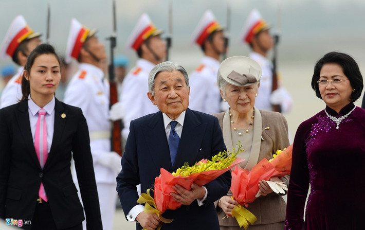 Việt Nam cũng là quốc gia đầu tiên mà Nhà vua Akihito và Hoàng hậu Michiko ghé thăm từ sau khi Nhà vua tỏ ý thoái vị hồi giữa năm ngoái.