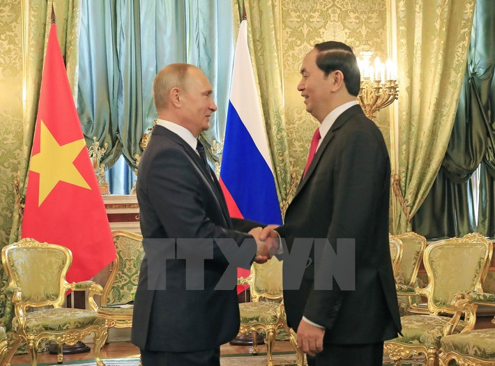 Tổng thống Liên bang Nga V. Putin đón Chủ tịch nước Trần Đại Quang tại điện Kremlin. (Ảnh: Nhan Sáng/TTXVN)