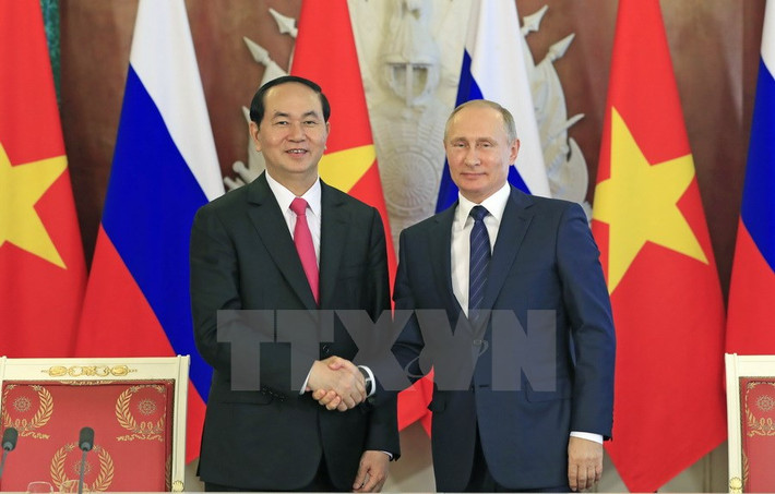 Chủ tịch nước Trần Đại Quang và Tổng thống Liên bang Nga V. Putin bắt tay sau Lễ ký các văn kiện hợp tác giữa hai nước. (Ảnh: Nhan Sáng/TTXVN)
