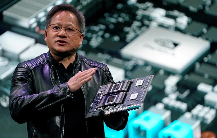 Một điều đặc biệt là Jensen Huang thường khoác áo da moto mỗi khi xuất hiện trước truyền thông. Theo New York Times, ông chọn mặc áo da đen suốt 20 năm qua để ngoại hình luôn ổn định. Ảnh: Reuters