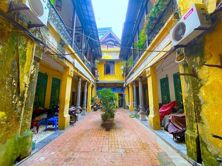 Khi hai cụ mất, ngôi nhà thuộc quyền sở hữu của bà Trương Thị Mô (SN 1924), con gái thứ 2 của vợ chồng cụ Trương Trọng Vọng. Khi cụ Mô mất, căn biệt thự được giao cho con gái là bà Lê Thanh Thủy (SN 1955) giữ gìn cho đến nay. Ảnh: Nguoihanoi
