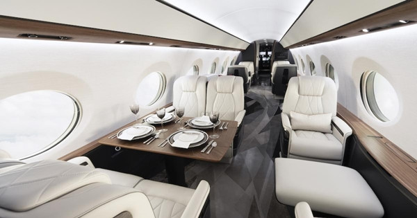 Bên cạnh đó, chiếc máy bay mới của Jeff Bezos còn có 20 cửa sổ toàn cảnh và "cabin cực kỳ yên tĩnh với 100% không khí trong lành, được ion hóa bằng plasma, bổ sung 2-3 phút mỗi lần". Ảnh: Aviation International News
