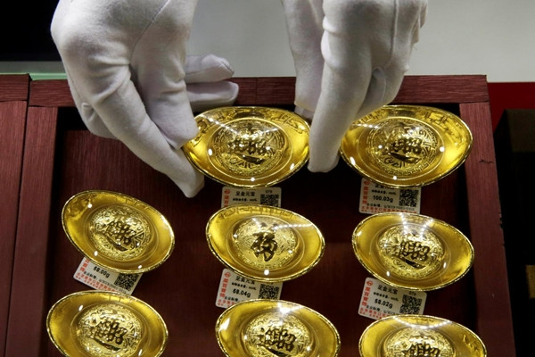 Không chỉ là quốc gia sản xuất vàng hàng đầu thế giới, Trung Quốc còn là quốc gia tiêu thụ vàng lớn nhất với 1.089,69 tấn. Ngân hàng trung ương Trung Quốc là đơn vị mua kim loại quý lớn nhất năm 2023, đã bổ sung 225 tấn vàng vào kho bạc của mình trong năm để nâng tổng số lên 2.235 tấn. Ảnh: Bangkok Post