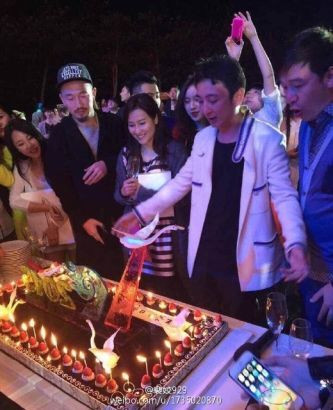 Đáng nói, để thể hiện sự giàu có của mình, Tư Thông còn tặng cho mỗi khách mời một chiếc iPad mới toanh như một món quà, theo Sina. Ảnh: Weibo