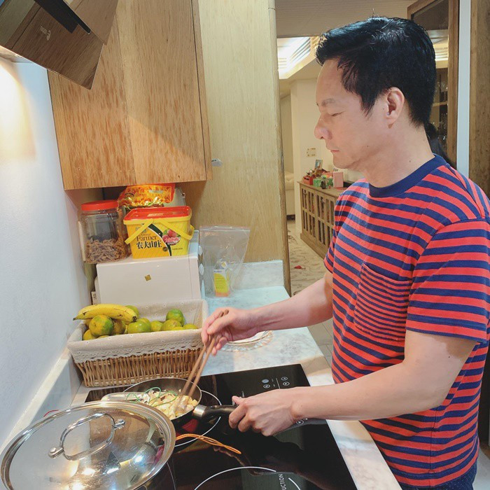 Đại gia Đức An cũng nổi tiếng là người chiều vợ con. Không chỉ tặng vợ nhiều món quà khủng, nam doanh nhân còn là người đàn ông đảm nhận chuyện nấu nướng chính ở nhà. Ảnh: FBNV