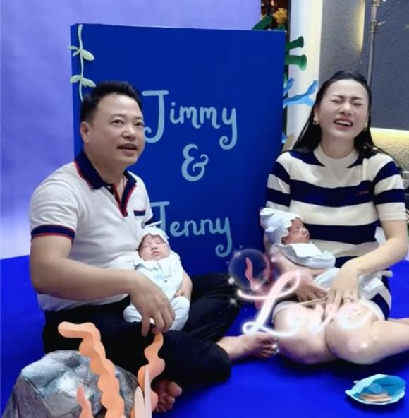 Hai em bé sinh đôi Jimmy và Jenny dù còn rất nhỏ những đã tỏ rõ sự thích thú khi ở cạnh bố. Ảnh: chụp màn hình