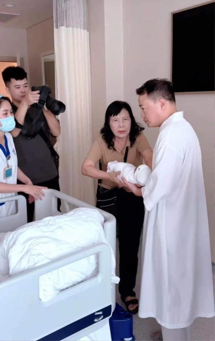 Khi hai nhóc tì được về phòng, Shark Bình cẩn thận ôm hai con trong tay dưới sự hướng dẫn tận tình của y tá. Hình ảnh chăm sóc vợ con tận tình của Shark Bình nhận được nhiều lời khen từ cộng đồng mạng. Ảnh: Saostar