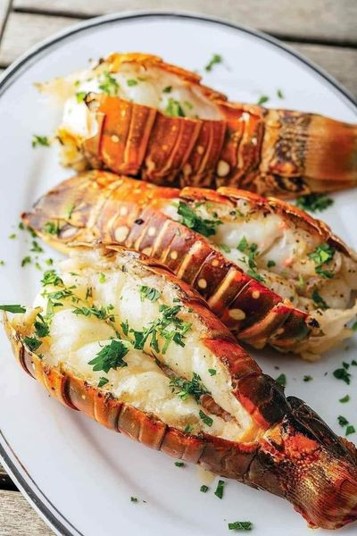 Theo chủ một cửa hàng hải sản ở Hà Nội, hải sản cao cấp bán giá rẻ có nhiều nguyên nhân như vào mùa cao điểm đánh bắt, hàng đông lạnh sắp hết hạn sử dụng hay hàng bị lỗi. Ảnh: Facebook