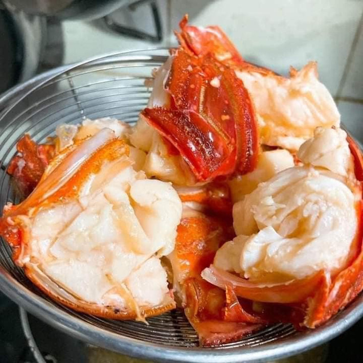 Phần thịt tôm cũng không trắng như thịt của tôm tươi sống mang đi hấp. Ảnh: Facebook