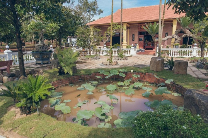 Lý Nhã Kỳ chắt lọc từng nhành cây ngọn cỏ, đào ao sen, chăm chút từng viên gạch trong khuôn viên biệt phủ. Ảnh: FBNV