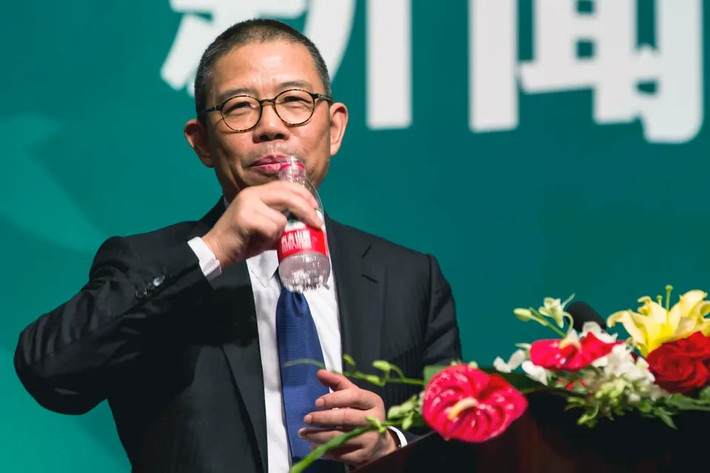 Ban đầu, ông dự định khởi nghiệp bằng việc thành lập một tờ báo tư nhân đầu tiên ở Trung Quốc, nhưng không được phép. Sau đó, ông quyết định khởi nghiệp bằng nghề trồng nấm. Ảnh: Forbes