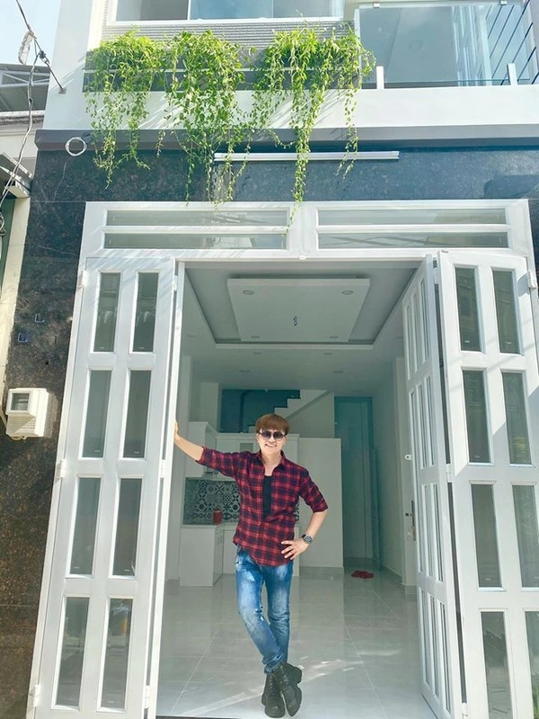 Nhiều năm qua, MC Đại Nghĩa thường xuyên làm từ thiện, đóng góp giá trị tốt đẹp cho cộng đồng. Nam MC đang sống trong căn biệt thự 4 tầng thiết kế theo lối kiến trúc châu Âu cổ điển tại TP HCM. Ảnh: FBNV