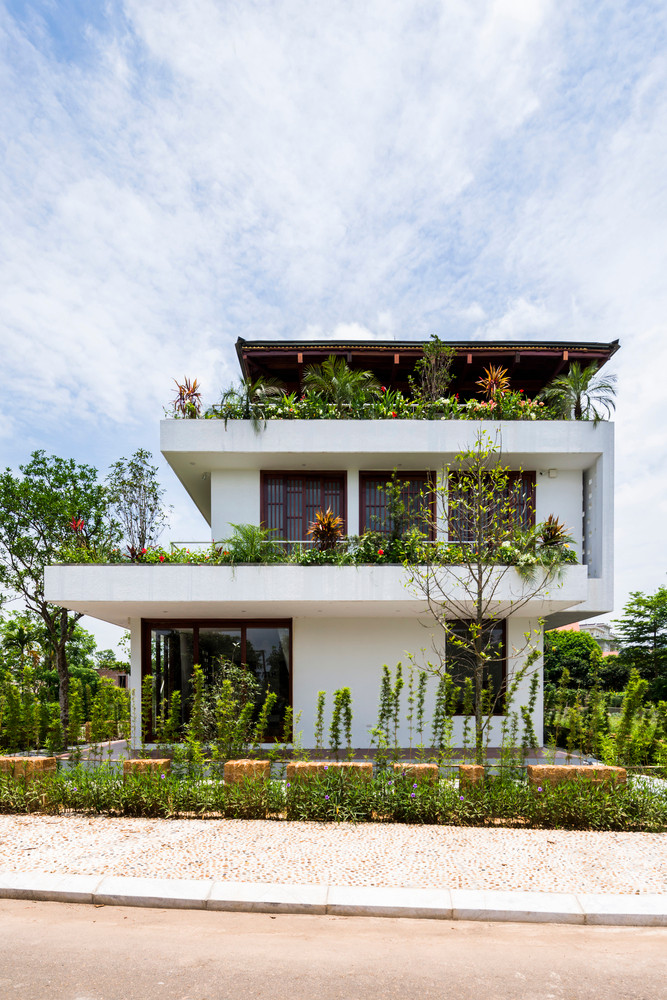 Cách Hà Nội 1 tiếng rưỡi chạy xe, ngôi nhà ở Vĩnh Phúc được xây dựng với mục đích gia chủ nghỉ dưỡng cuối tuần cùng người thân và bạn bè, tận hưởng không khí trong lành ở vùng thôn quê. Ảnh: Hiroyuki Oki