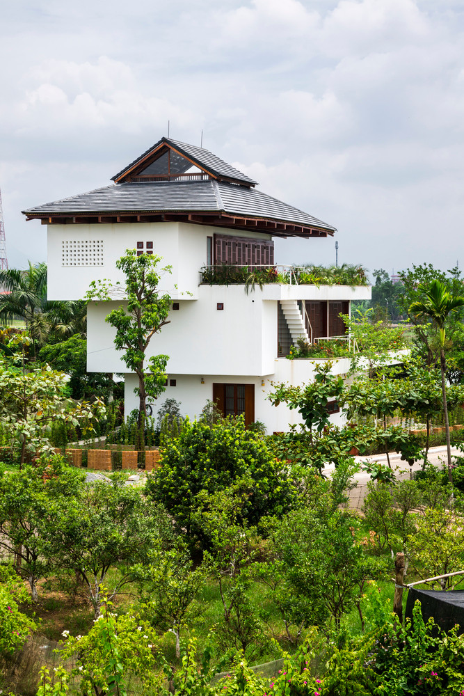 Để giảm sức hấp thụ nhiệt, mái nhà là cấu trúc bằng gỗ dốc được bao phủ bởi mái ngói gốm với các lỗ thoát khí từ cửa sổ trên đỉnh. Ảnh: Hiroyuki Oki