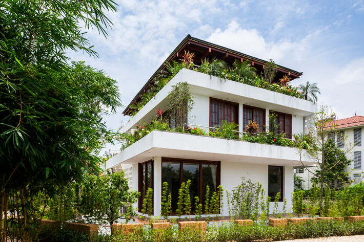 Nằm trên khu đất gần bờ hồ, nhóm thiết kế đặt cửa và ban công mở toàn bộ từ tầng 1 đến tầng 3 ở phía Nam và phía Đông để tạo ra các khoảng thông và thu được tầm nhìn ra hồ. Ảnh: Hiroyuki Oki