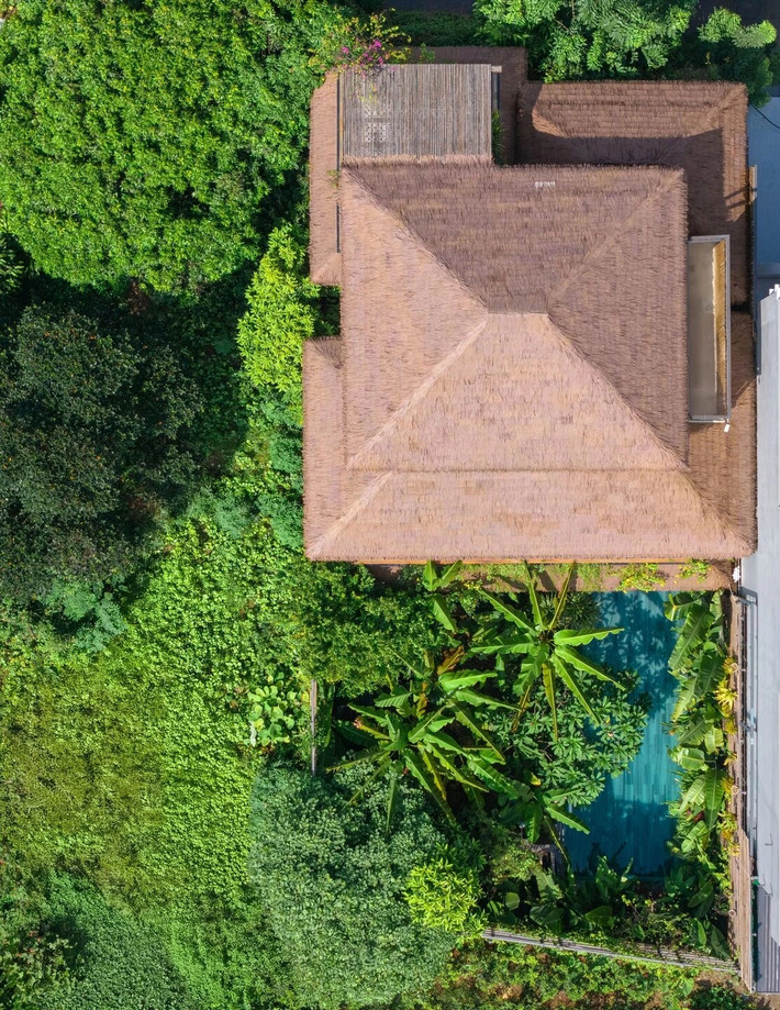 Biệt thự tọa lạc trên khu đất rộng 300m2 dọc theo đê ngoài của sông Hồng ở Long Biên (Hà Nội), nơi có nhiều cây xanh lâu năm. Ảnh: Triệu Chiến