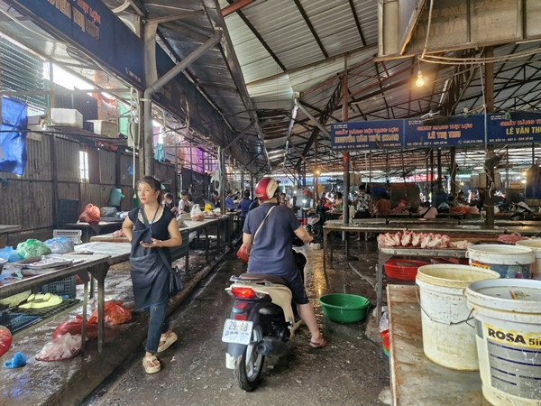 Một khu vực tại chợ Phùng Khoang (Hà Đông, Hà Nội). Ảnh: Phunuonline