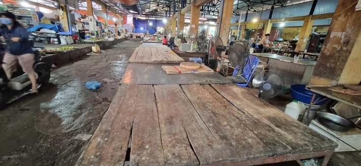 Sáng 6/9, nhiều chợ dân sinh và siêu thị ở Hà Nội đón lượng khách đông đột xuất. Hầu hết mọi người đều đổ đi mua tích trữ thực phẩm để phòng tránh siêu bão Yagi sắp đổ bộ đất liền. Ảnh: Plo