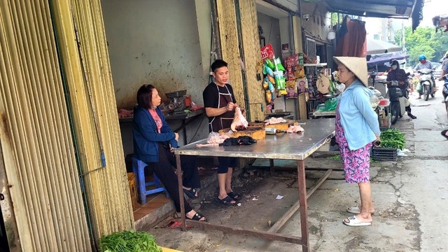 Một số nơi vì thế nhanh chóng rơi vào cảnh "cháy hàng", trong đó trứng là mặt hàng bị quét sạch sớm nhất. Ảnh: Người lao động