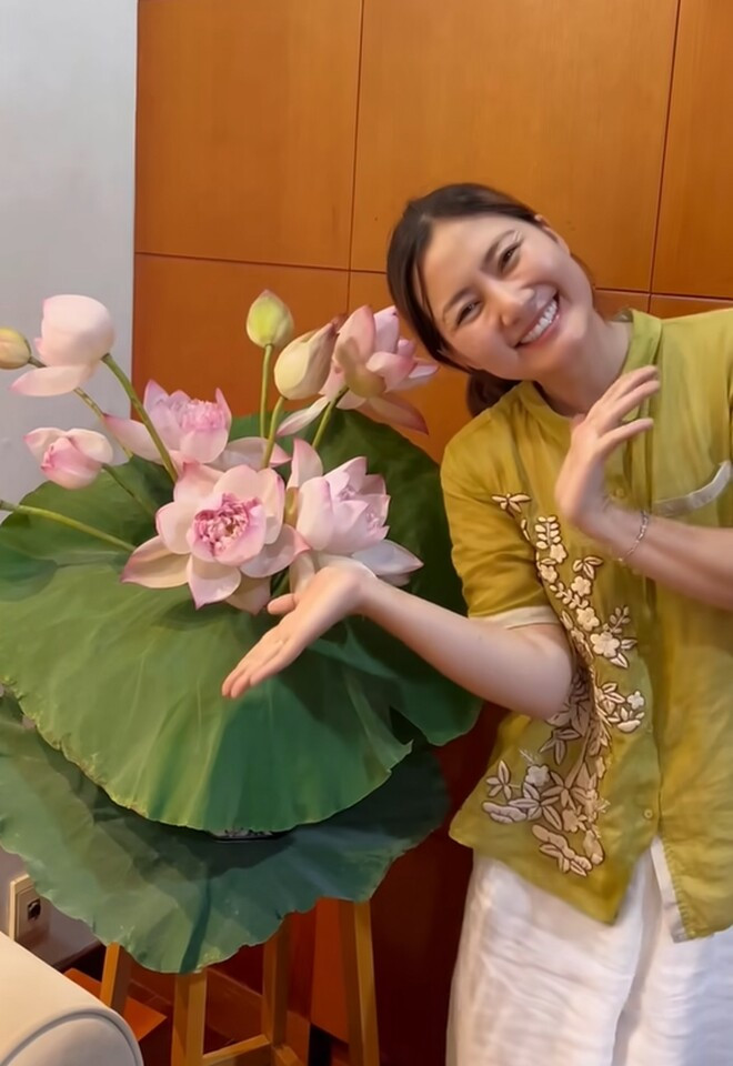 Ngọc Lan thích thú khoe bình hoa sen sau khi cắm. Ảnh: FB Ngọc Lan Nguyễn