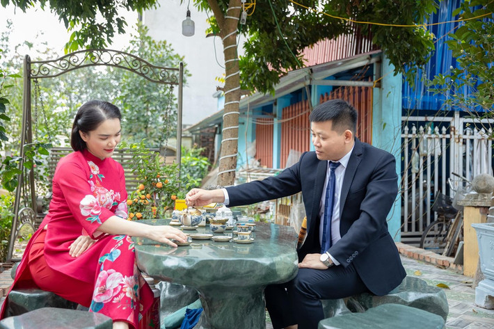 Bàn trà bằng đá thư giãn ngoài trời. Ảnh: Facebook