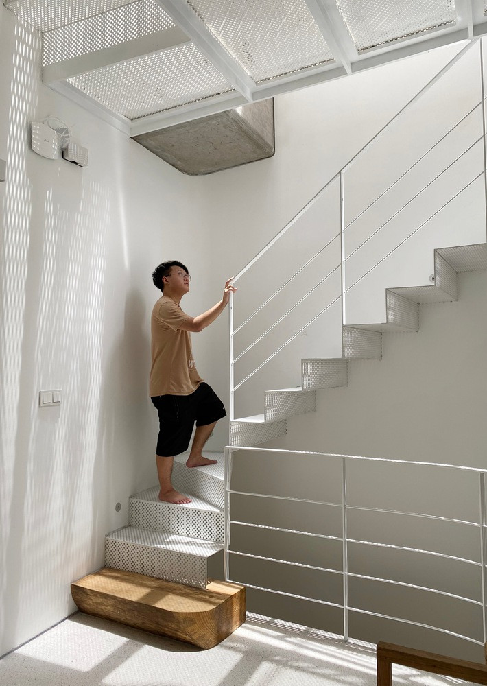Giải pháp sắp xếp theo chiều dọc của căn nhà giúp thông gió tự nhiên, điều này rất quan trọng trong điều kiện khí hậu nóng ẩm. Ảnh: Hoàng Lê , ODDO Architects