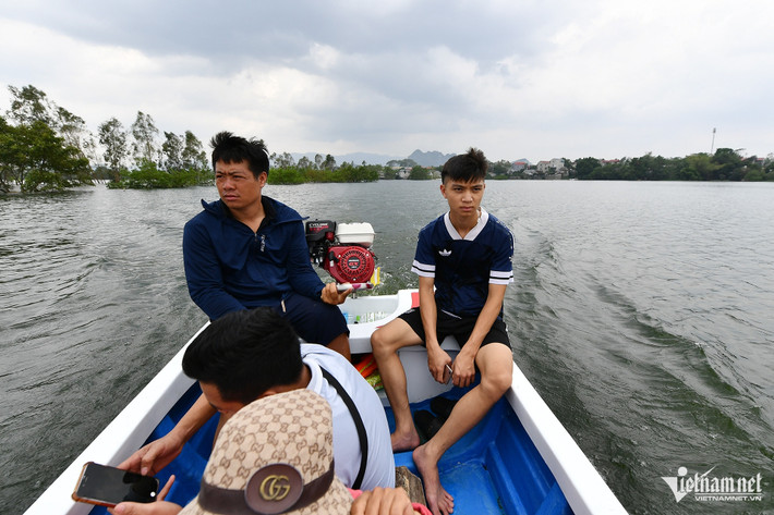 Để đi được từ con đường chính vào thôn ngập nặng nhất là Nhân Lý, người dân phải dùng thuyền chạy qua con đường ngập sâu của các thôn Hạnh Bồ và Nam Hài. Đây chính là 3 thôn bị cô lập, ngập nặng nhất huyện kể từ khi bão số 3 đổ bộ các tỉnh phía Bắc.