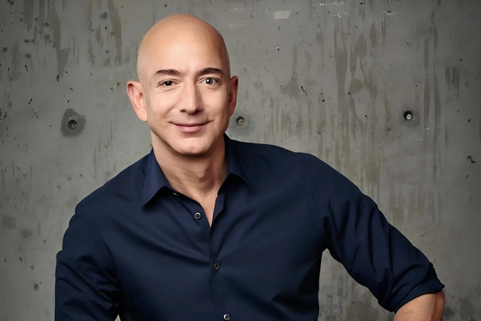 Tỷ phú Jeff Bezos hiện là người thứ 3 thế giới với khối tài sản 205,8 tỷ USD. Ông được đội ngũ an ninh bảo vệ dù đi bất cứ đâu. Ảnh: AzFin