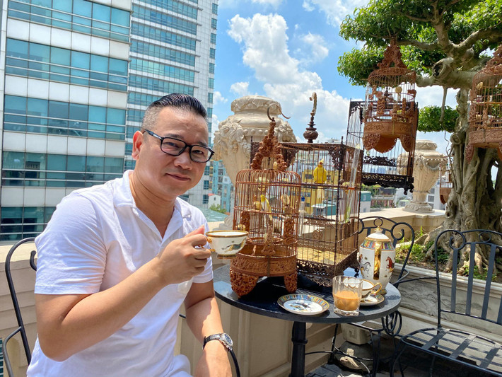 Anh Dương Văn Chương (hay Chương Tailor, ở Ba Đình, Hà Nội) không chỉ là "ông trùm thời trang" mà còn được mệnh danh "vua chim màu" ở Việt Nam bởi sở hữu nhiều loại chim cảnh có màu sắc khác nhau. Ảnh: FB Chương Tailor,