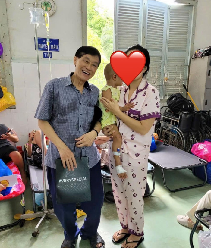 Mới đây, tỷ phú Johnathan Hạnh Nguyễn bất ngờ xuất hiện ở khoa Ung Bướu (Bệnh viện nhi đồng 2 TP HCM) để trao những món quà từ thiện nhân dịp Tết Trung thu cho các em nhỏ. Ảnh: Bối Bối và mẹ Thao/Đời sống & pháp luật