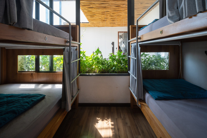 Giường ngủ dành cho khách cũng có view đẹp và thoáng đãng. Ảnh: Trieu Chien