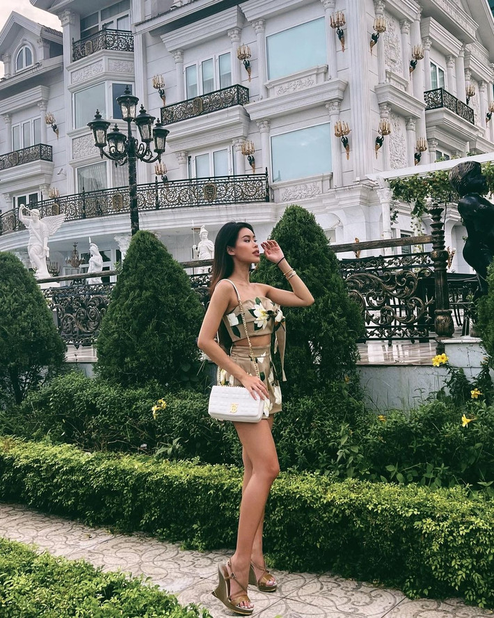 Khuôn viên biệt thự là địa điểm thả dáng yêu thích của Tiên Nguyễn. Ảnh: FBNV